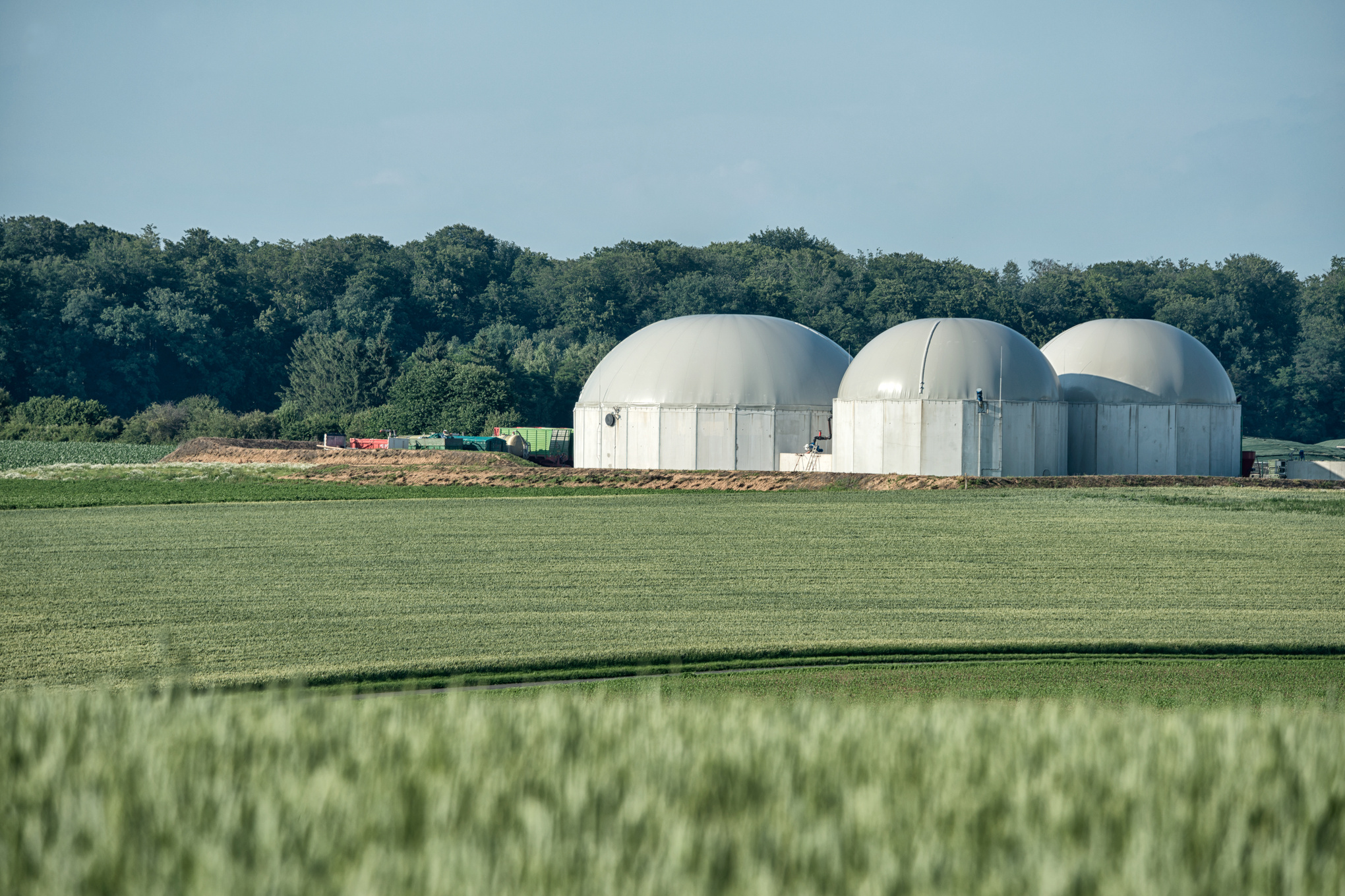 Bioenergie, Biomass energy plant in a rural landscape